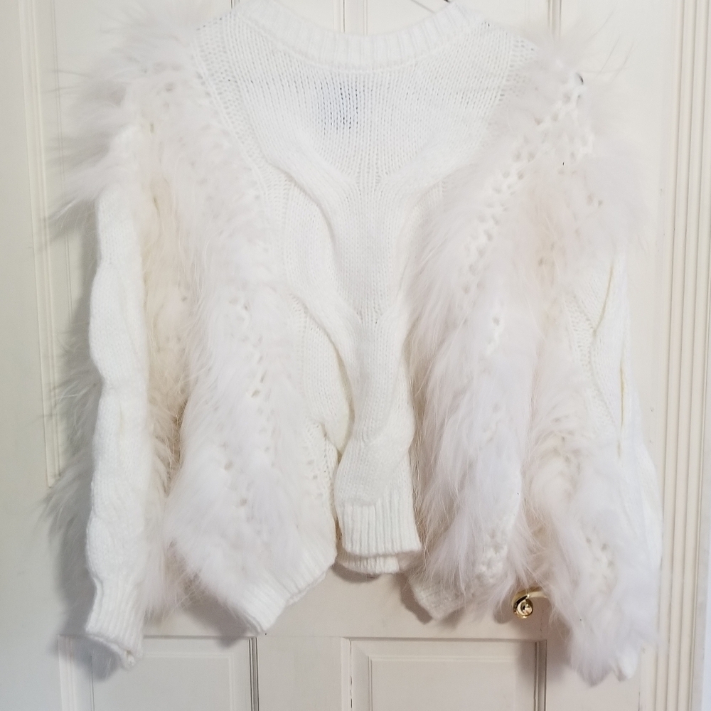 White Faux Fur 3/4 sleeve sweater loose fit women size Medium  147)